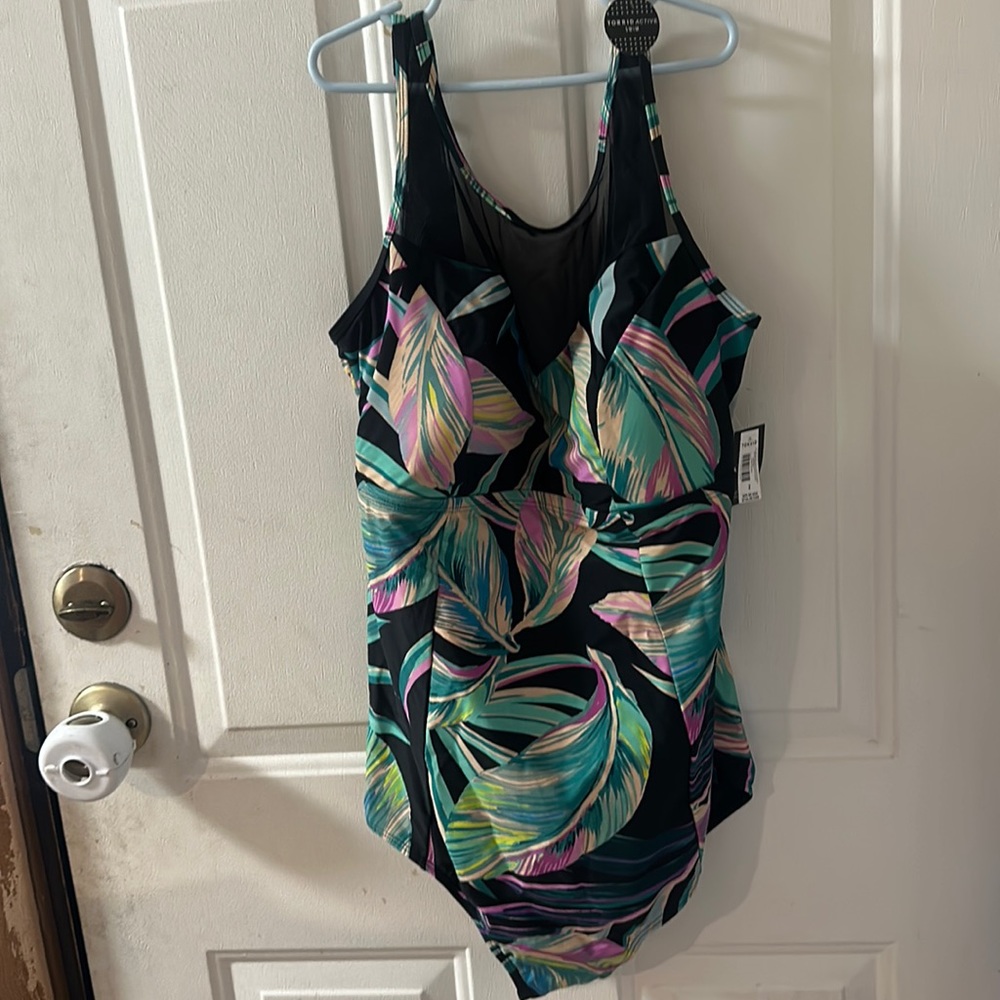 TORRID ACTIVE WIRELESS HIGH NECK ONE PIECE SWIMSUIT: BLACK/TROPICAL: NWT: SZ 2